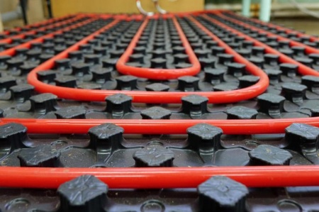 Plancher chauffant hydraulique ou &eacute;lectrique, lequel choisir ?