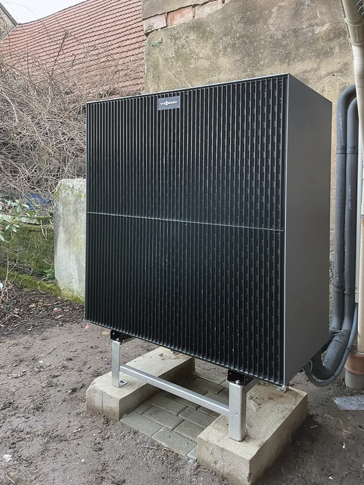 Extérieur résidentiel avec installation de pompe à chaleur air-eau