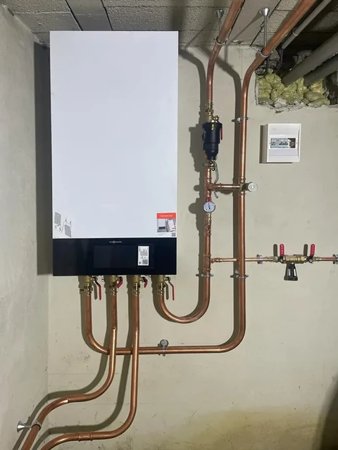 Sous-sol résidentiel avec installation de chauffage moderne
