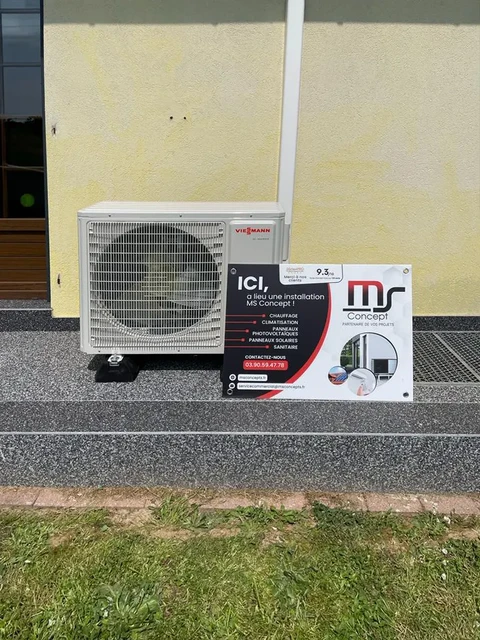 Extérieur résidentiel avec installation de pompe à chaleur Viessmann positionnée contre façade jaune