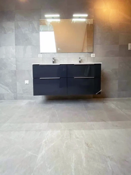 Salle de bain moderne avec double vasque montée sur meuble suspendu noir laqué à quatre tiroirs