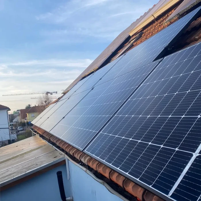 Installation de panneaux solaires photovoltaïques sur toiture résidentielle en tuiles