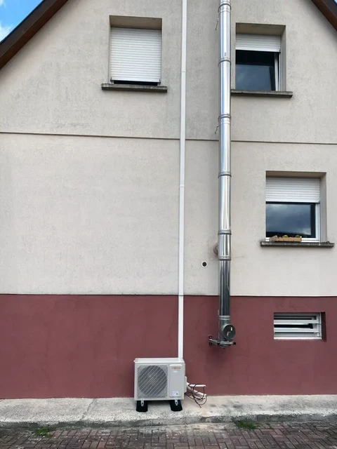 Façade extérieure d'immeuble résidentiel avec installation de climatisation
