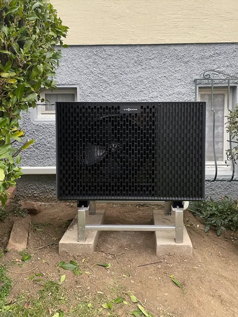 Scène extérieure résidentielle avec installation de pompe à chaleur