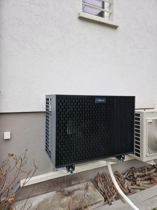 Extérieur résidentiel avec installation de pompe à chaleur air-air