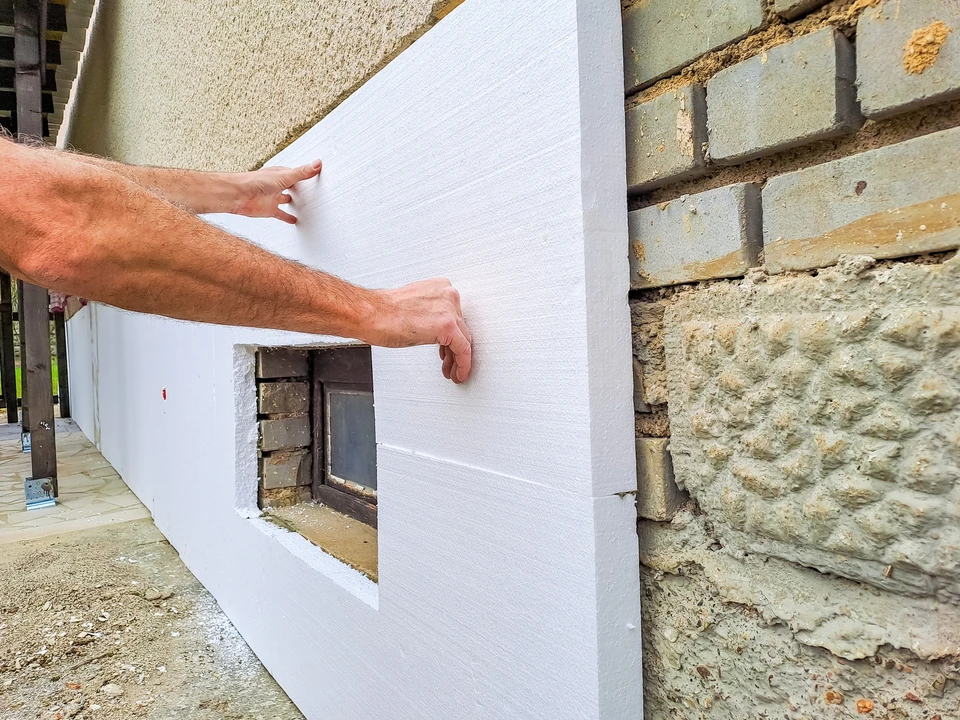 Maison moderne unifamiliale avec climatiseur externe visible sur façade latérale