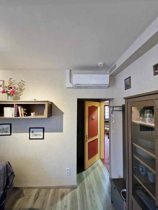 Extérieur d'un bâtiment résidentiel en brique rouge avec unité de climatisation installée sur le toit plat