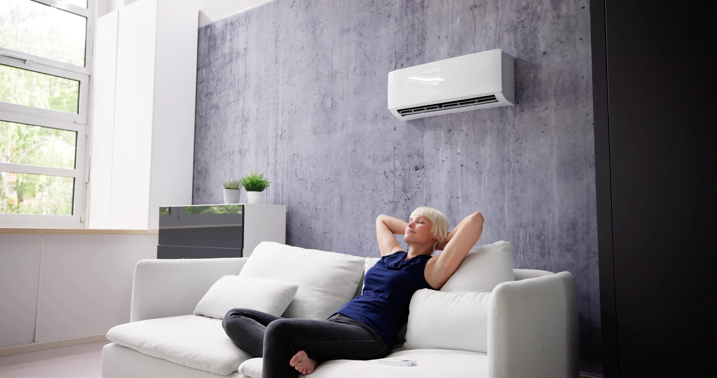 Intérieur résidentiel avec climatiseur mural blanc en fonctionnement, diffusant de l'air frais visible