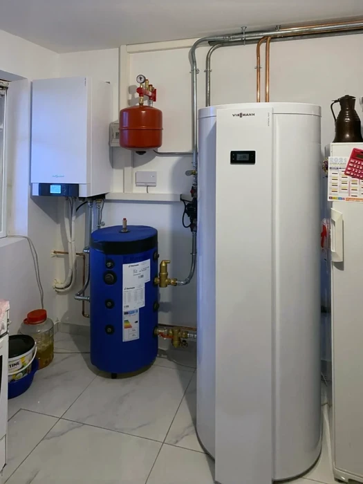 Extérieur résidentiel avec pompe à chaleur installée contre façade d'habitation