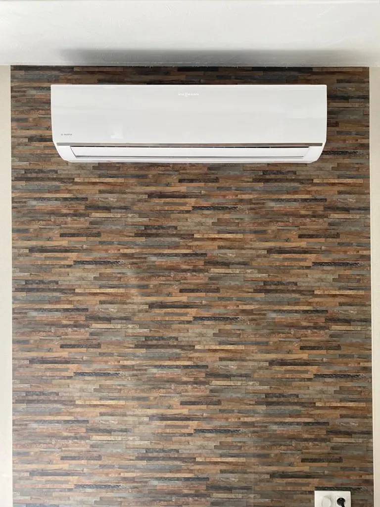 Extérieur d'une habitation avec installation de climatisation récente